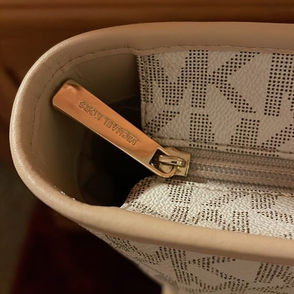 Michael Kors Signature Jet Set Purse - very good used condition. - Picture 8 of 13